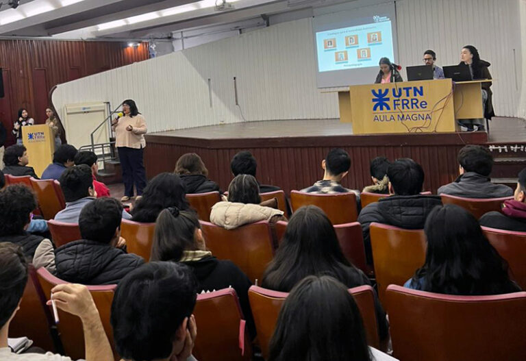 Estudiantes en la clase inaugural del Seminario Universitario en la UTN Resistencia