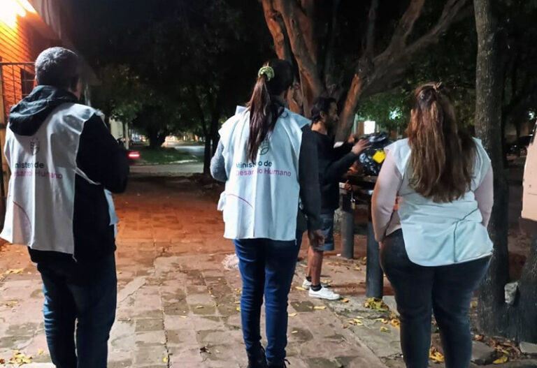 Equipo de abordaje psicosocial realizando recorrida nocturna en Resistencia