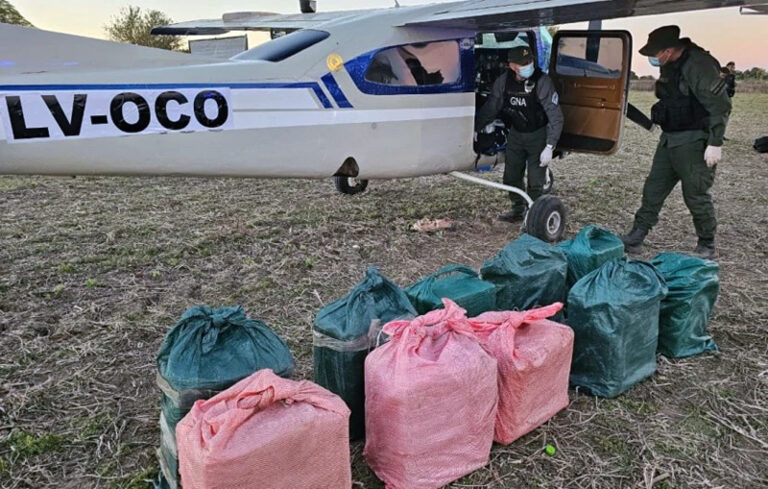 Avioneta tipo Cessna en pista rural, utilizada para tráfico de drogas