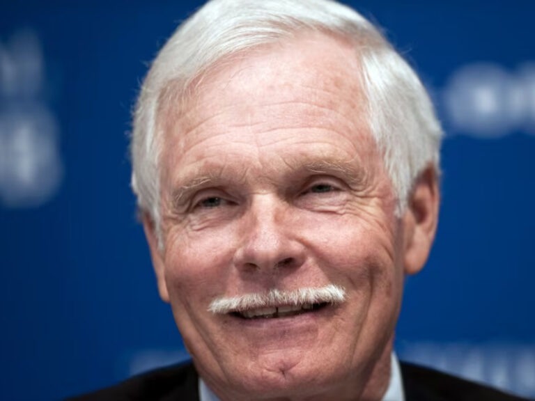 Ted Turner en un evento público sonriendo