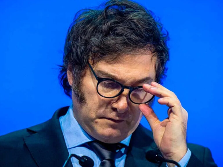 Portada del Financial Times con informe sobre Javier Milei