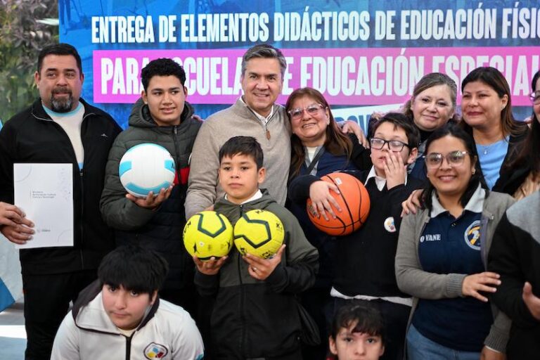 Entrega de elementos didácticos de Educación Física a escuelas de Educación Especial en Casa de Gobierno del Chaco