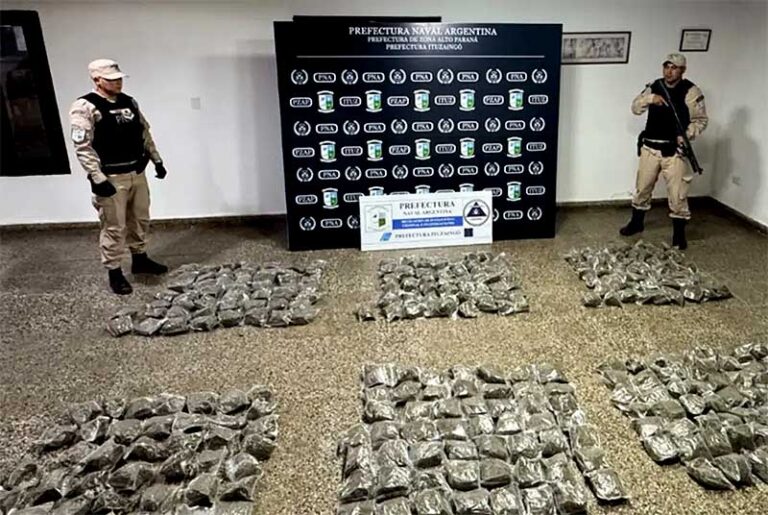 Operativo de la Prefectura Naval en Ituzaingó con paquetes de marihuana incautados
