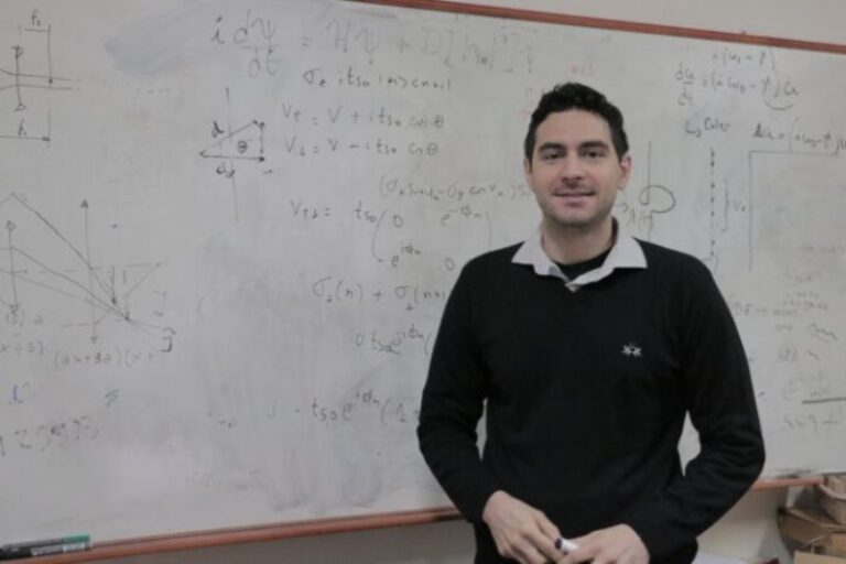 Doctor Lucas Fernández Alcázar, investigador de la UNNE y primer autor en Nature Electronics