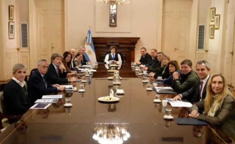 Javier Milei en reunión de Gabinete en Casa Rosada junto a Manuel Adorni