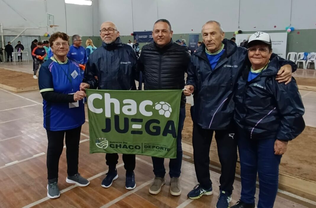 Adultos mayores participando en actividades deportivas en el Polideportivo Jaime Zapata
