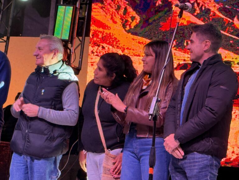 Artesanos originarios exhibiendo sus trabajos en el Parque de la Democracia