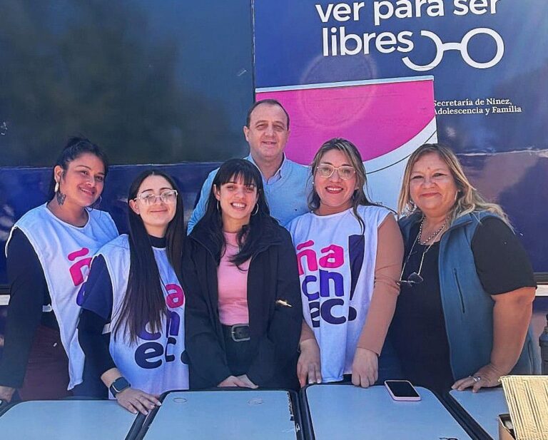 Entrega de anteojos a niños en el operativo Ver para Ser Libres en el Chaco