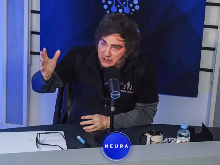 Presidente Javier Milei durante entrevista en streaming Neura
