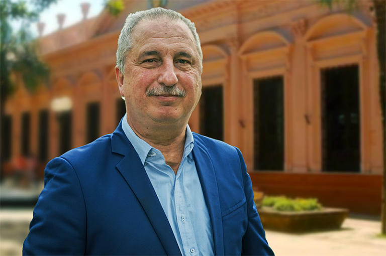 Gobernador de Misiones Hugo Passalacqua firmando decreto de narco test para funcionarios