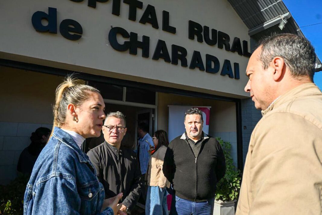 Vecinos de Charadai en la Plaza 25 de Mayo durante operativo sanitario