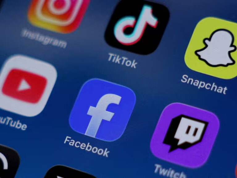 Niño usando un teléfono móvil en un entorno digital con iconos de redes sociales