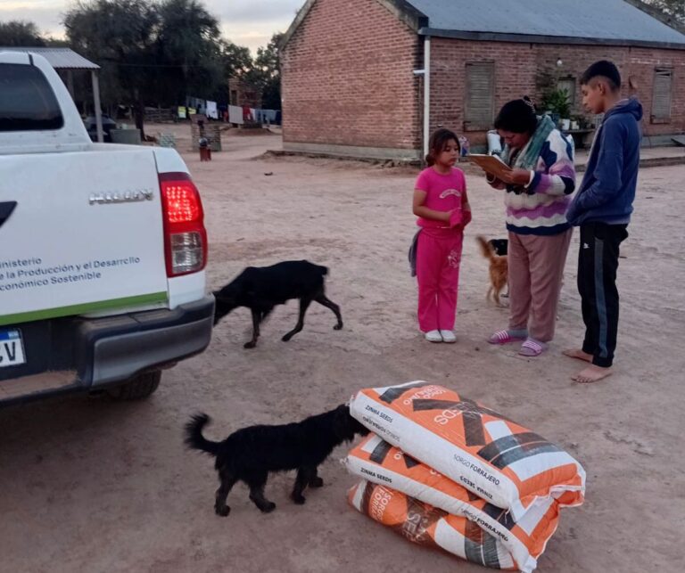 Operativo PROGANO en el norte chaqueño con entrega de forraje y asistencia veterinaria