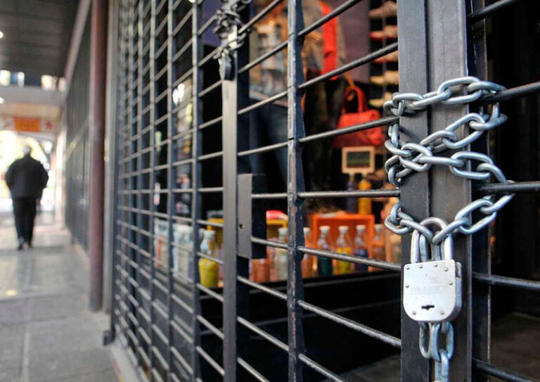 Reunión de pequeños y medianos empresarios en un local comercial