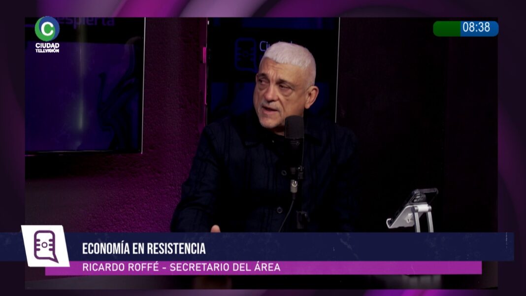 Vista de la Municipalidad de Resistencia con cartel de habilitaciones comerciales online