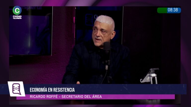 Vista de la Municipalidad de Resistencia con cartel de habilitaciones comerciales online
