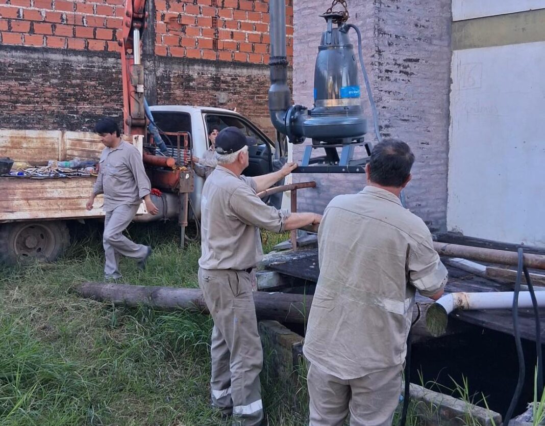 Operarios de SAMEEP realizando reparaciones en el colector principal de Quitilipi