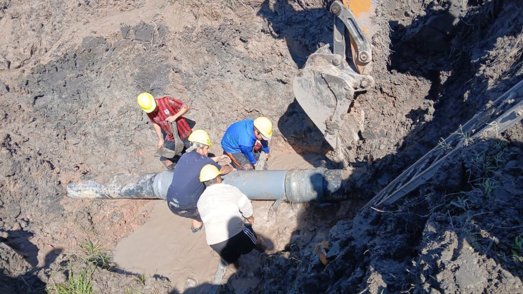 Operarios de SAMEEP trabajando en la reparación del Acueducto Norte en Chaco