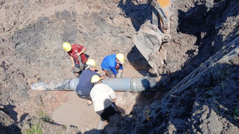 Operarios de SAMEEP trabajando en la reparación del Acueducto Norte en Chaco