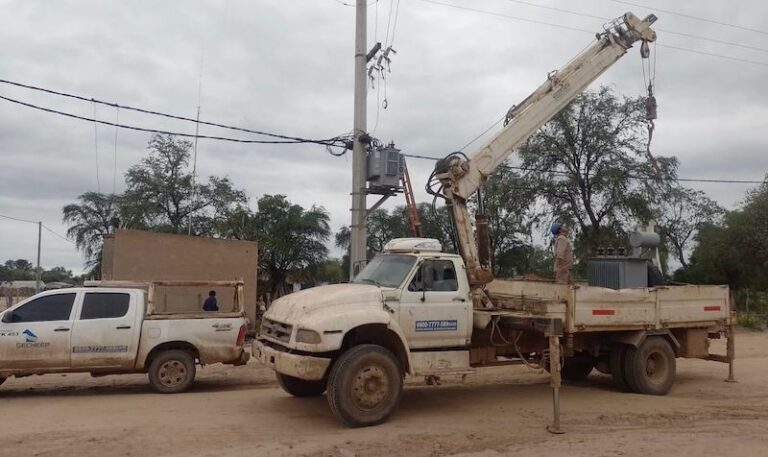 Trabajadores de Secheep instalando un transformador en el paraje El Tartagal, Chaco