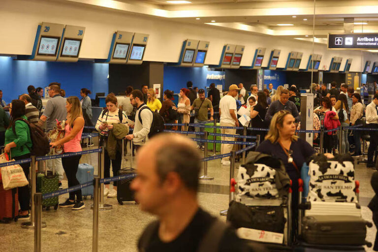 Trabajadores de ANAC, EANA y SMN durante una protesta en un aeropuerto