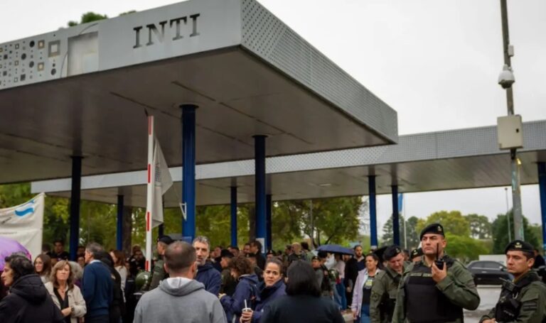 Trabajadores del INTI en protesta frente al instituto