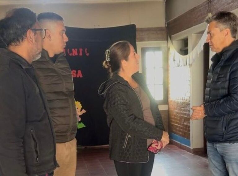 Gobernador Leandro Zdero recorriendo el Jardín 43 de Resistencia tras el incendio