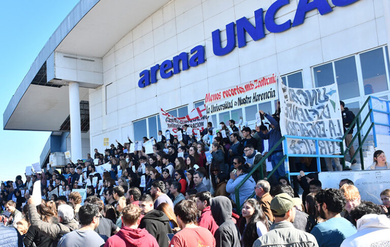 Clase pública en las escalinatas del Arena UNCAus en defensa de la educación pública