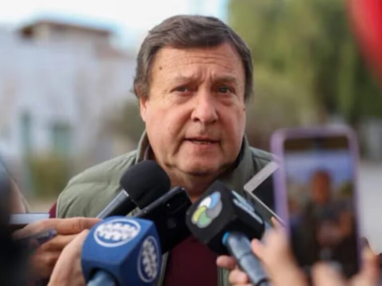 Alberto Weretilneck, gobernador de Río Negro, en conferencia de prensa
