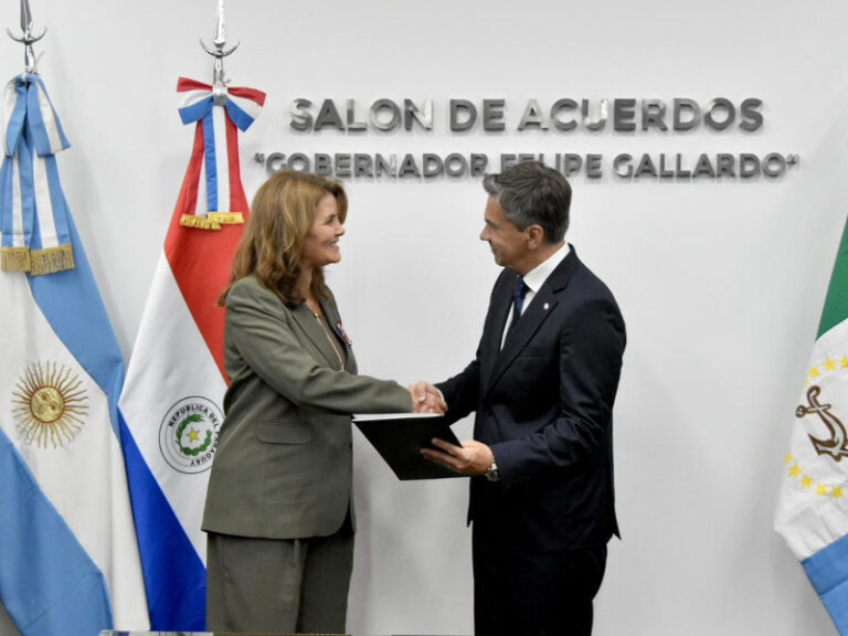 Reunión entre el gobernador Leandro Zdero y la embajadora de Paraguay Helena Concepción Felip Salazar