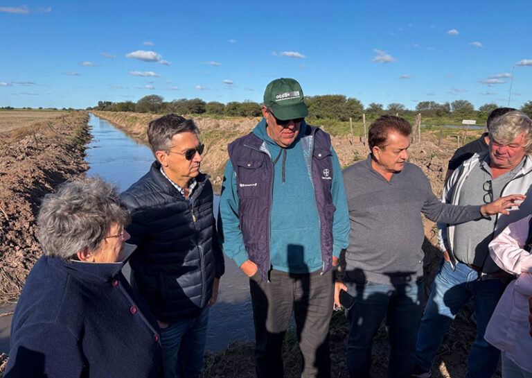 Gobernador Leandro Zdero supervisando obras de saneamiento y desagües en La Clotilde